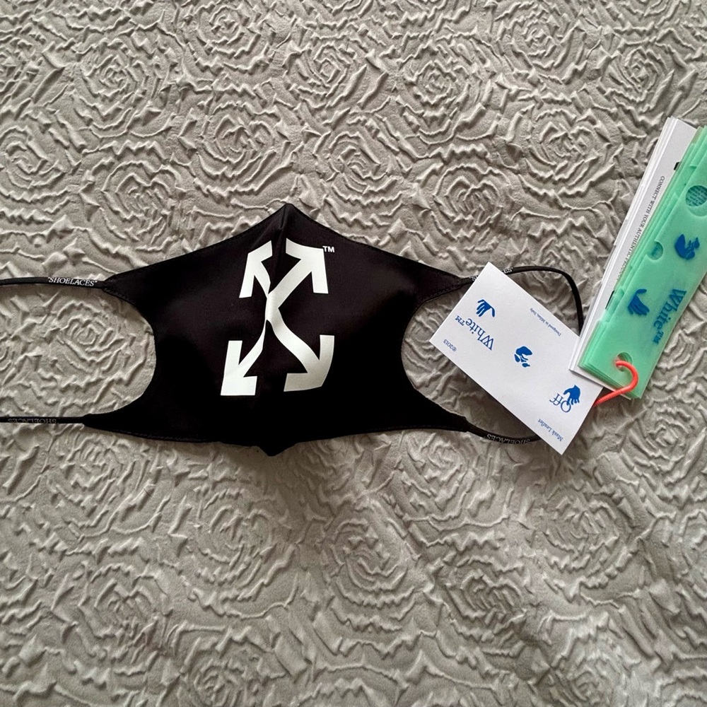 Off-White face mask 🖤
Brand new w/ tags + original packaging
